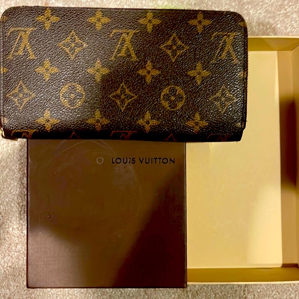 Zip around Louis Vuitton wallet